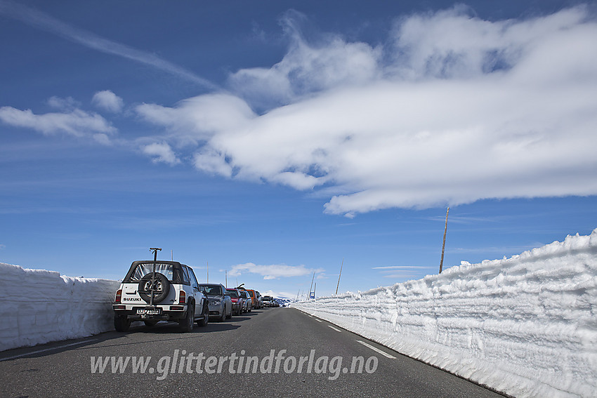 Lang rekke med biler parkert på toppen av Valdresflye kort tid etter åpning av veien.