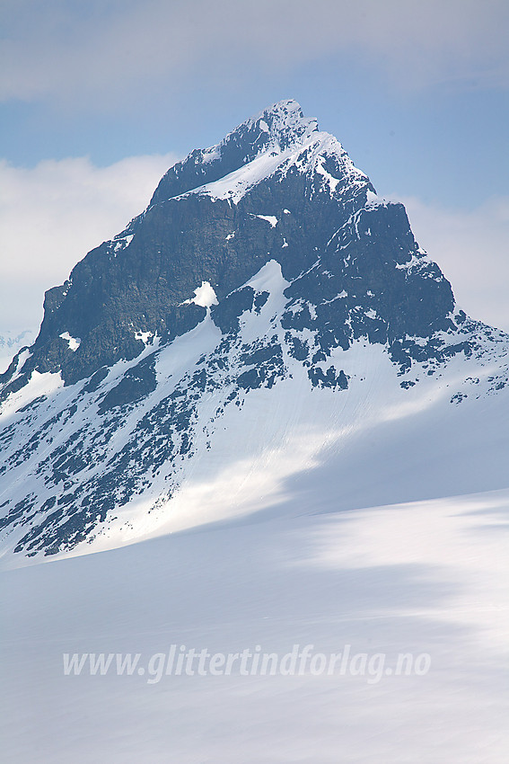 Store Smørstabbtinden (2208 moh) fra øvre del av Leirbrean (opp mot ryggen mellom Skeie og Veslebjørn).