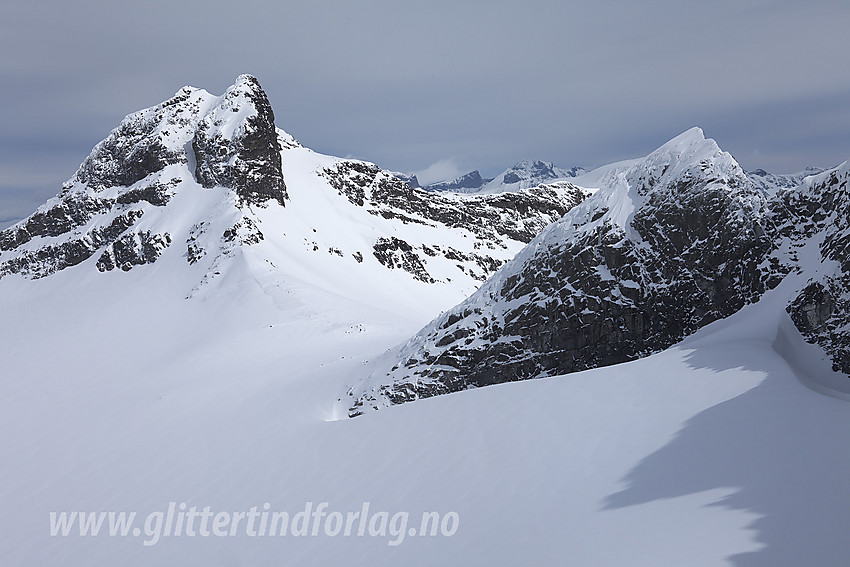 Fra ryggen vest for Veslebjørn, nord til nordøstover mot Veslebjørn Nord (2110 moh til høyre) og Sokse (2189 moh til venstre). Mellom disse ses Bjørnskardet, som er en mye benyttet overgant fra f.eks. Leirbrean via Bjørnebrean og opp til Storebjørn.