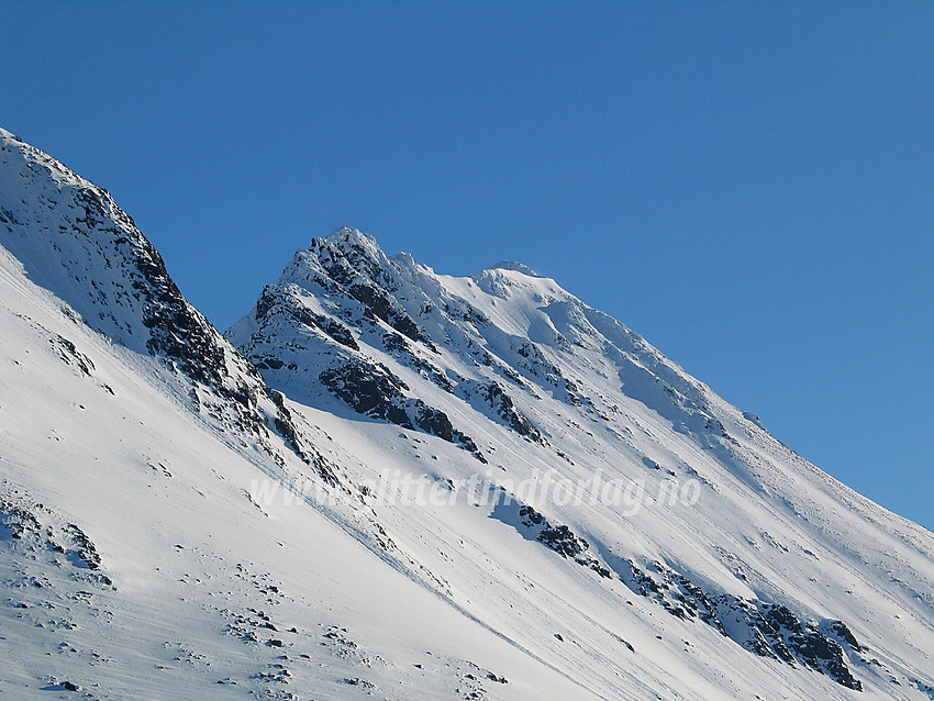 Tverrbytthornet (2102 moh) med Vesttoppen (2035 moh) foran sett fra Leirvatnet.