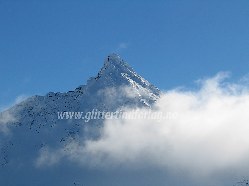 Visbreatinden (2234 moh) sett fra sadelen mellom Kyrkja og Kyrkjeoksle.