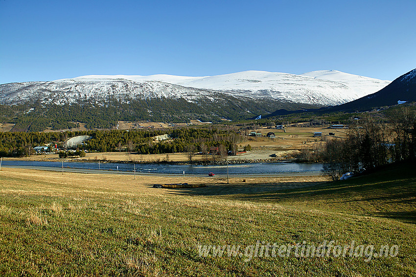 Fra Ottadalen, like ved Bismo i Skjåk sørover mot Lomseggje (med Storivilen 2068 moh) og Moldulhøe (2044 moh til høyre). Dalen som kommer ut fra bakgrunnen er Lundadalen. I forgrunnen flyter Ottaelva.