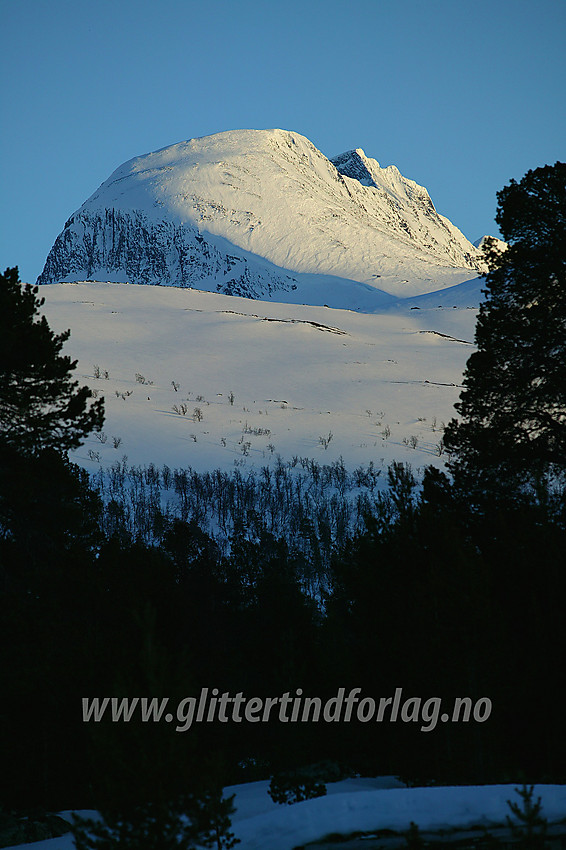 Fra parkeringen på Sota Sæter med telelinse mot Tverrådalskyrkja (2088 moh).