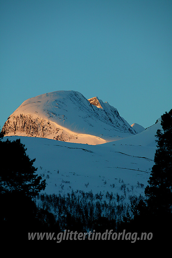 Fra parkeringen på Sota Sæter med telelinse mot Tverrådalskyrkja (2088 moh).