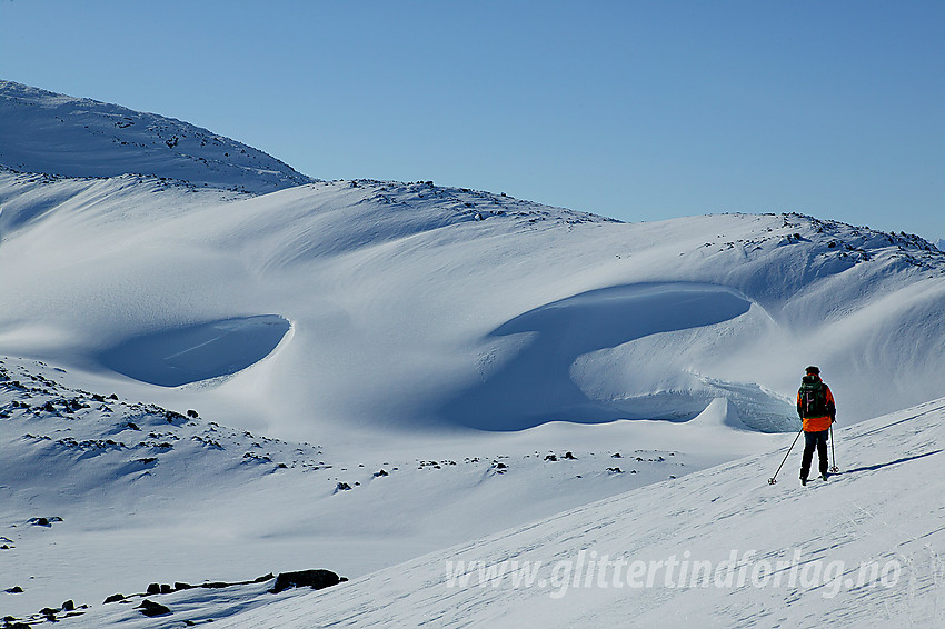 På vei gjennom Tundradalsbandet på vår vei til Holåbrean og Holåtindane.