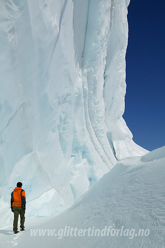 Imponerende isvegg ved et lite tjern nær Tundradalsbandet.