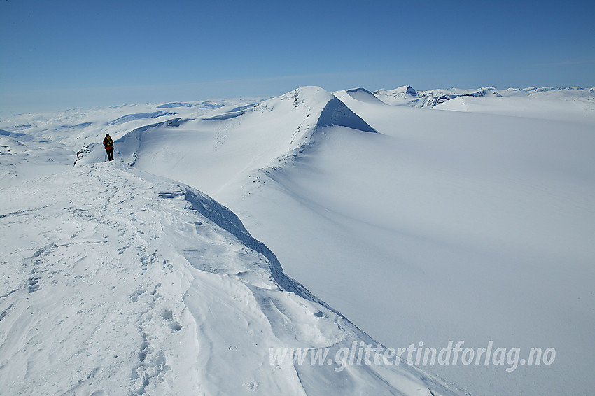 På Austre Holåtinden (2043 moh) med utsikt vestover i retning Midtre (2047 moh) og Vestre (2039 moh) Holåtinden.