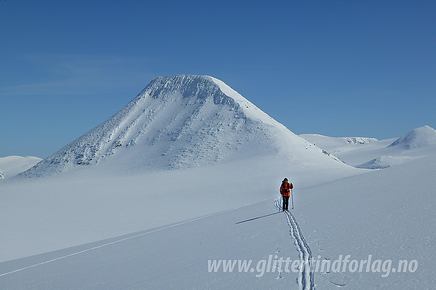 På retur fra bestigning av Austre Holåtinden (2043 moh).