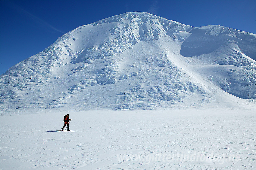 På vei vestover Holåbrean med Midtre Holåtinden (2047 moh) i bakgrunnen.