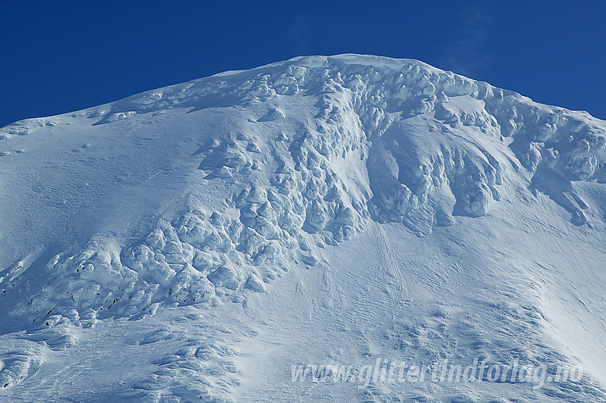 Dekorativ fjellside av snøglasur nordvest på Midtre Holåtinden (2047 moh).