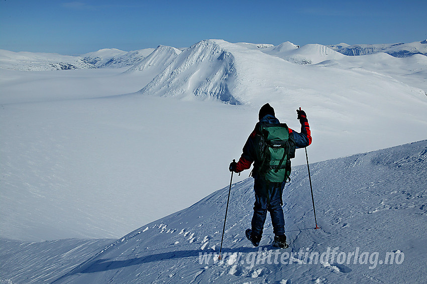 På vei ned fra Vestre Holåtinden med Midtre (2047 moh) og Austre (2043 moh) i bakgrunnen.