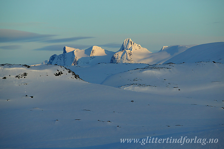 Med telelinse fra Sognefjellet mot Falketind (2067 moh), Midtre Stølsnostinden (2001 moh) og Stølsnostinden (2074 moh).