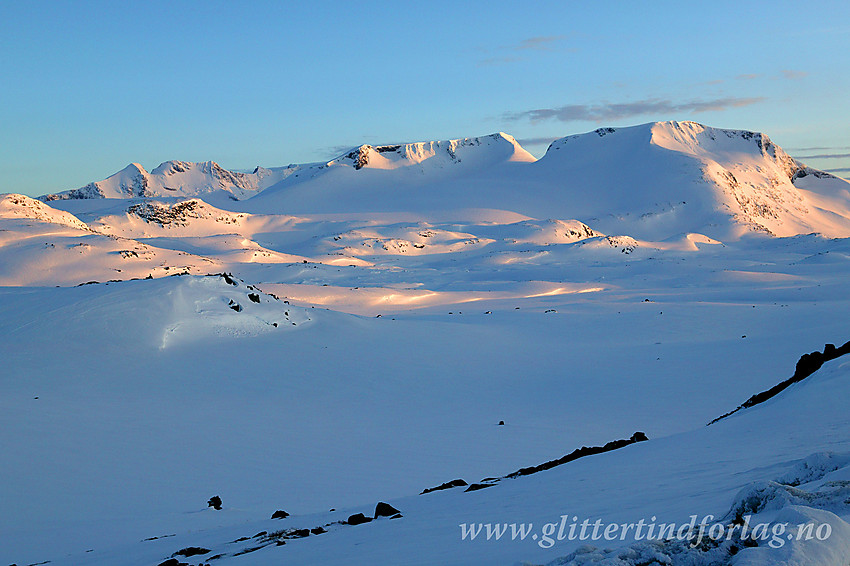 Fra Fantesteinen på Sognefjellet med utsikt sørvestover mot bl.a. Fannaråken (2068 moh) og Steindalsnosi (2025 moh) en maikveld.