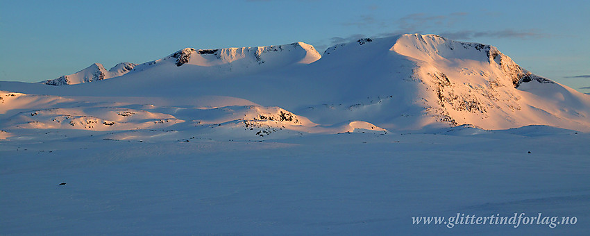 Maikveld på Sognefjellet mot Steindalsnosi (2025 moh), Fannaråken (2068 moh). Bak til venstre ses såvidt Gjertvasstinden (2351 moh) og Store Styggedalstindens Østtopp.