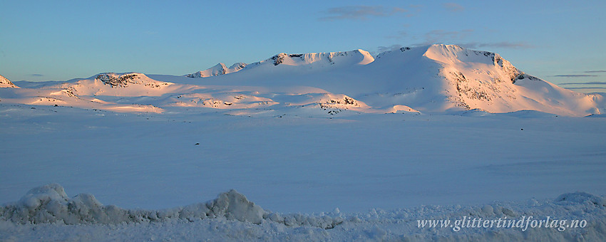 Maikveld på Sognefjellet mot Steindalsnosi (2025 moh), Fannaråken (2068 moh). Bak til venstre ses såvidt Gjertvasstinden (2351 moh) og Store Styggedalstindens Østtopp.