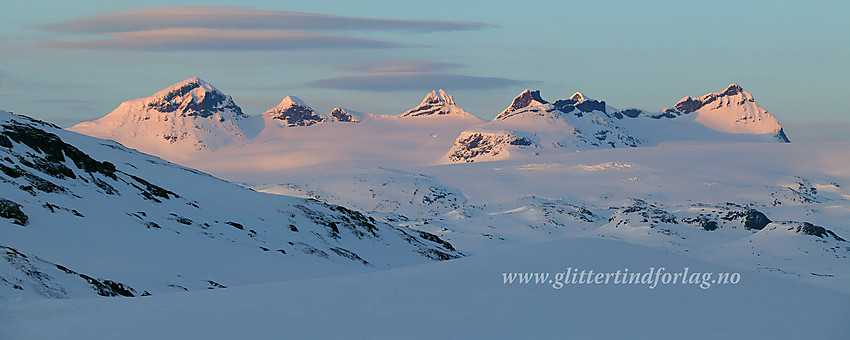 Fra Sognefjellsveien mot Smørstabbtindane en maikveld.