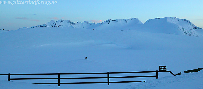 Maikveld på Sognefjellet mot Steindalsnosi (2025 moh), Fannaråken (2068 moh). Lenger bak ses Hurrungveggen med Gjertvasstinden, Styggedalstindane og Skagastølstindane.