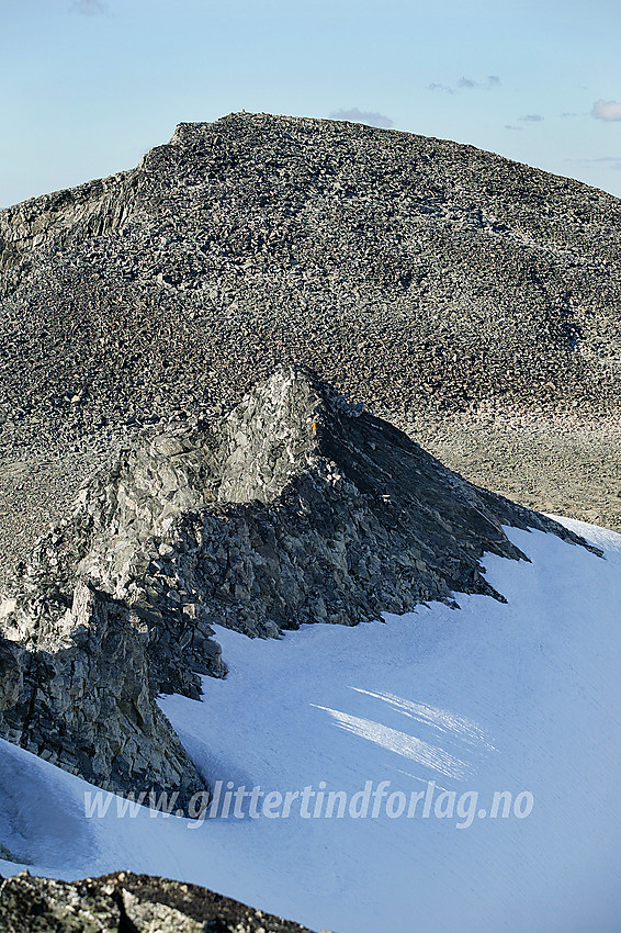 Utsikt fra Midtre Hestbreapiggen (M1, 2160 moh) bortover eggen mot Store Hestbreapiggen (i bakgrunnen, 2172 moh), med Nord for Midtre Hestbreapiggen (N1, 2131 moh) som det høyeste og bakerste punktet på eggen.