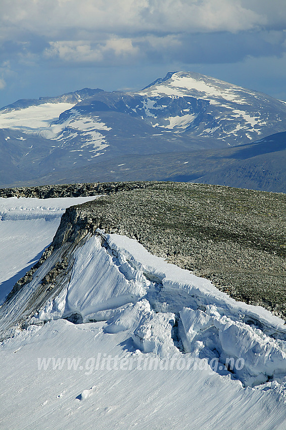 Utsikt fra Midtre Hestbreapiggen (M1, 2160 moh) mot en liten fortopp av Austre Hestbreapiggen. I bakgrunnen reiser Glittertinden (2464 moh) seg over alt annet.