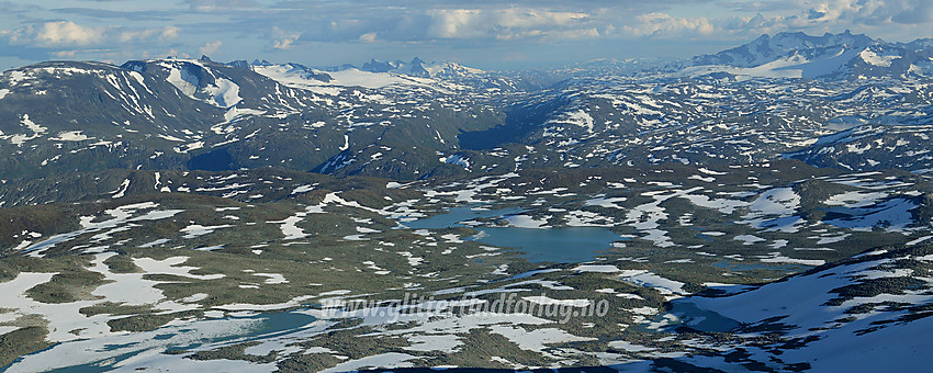 Fra Vest for Midtre Hestbreapiggen (M2, 2143 moh) sørvestover mot Loftet og Veslfjelltinden til venstre, Breidsæterdalen med Falketind/Stølsnostindmassivet bakenfor i midten og Hurrungane til venstre. I forgrunnen ses vannene på vidden sørvest for Midtre Hestbreapiggen, med Anekset til venstre og Høytjønnen i midten.