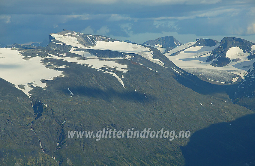 Gjennom telelinsa fra Vest for Midtre Hestbreapiggen (M2, 2143 moh) mot Bukkehøe (2314 moh). Til høyre ses Søre Illåbrean med Tverrbottindane og Visbreatinden bakenfor. Til venstre i forgrunnen styrter Dumma ned mot Leirdalen og danner Dumfossen i øvre del.