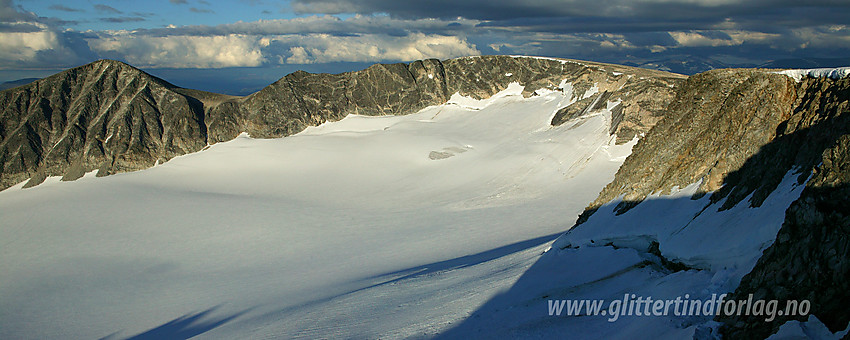 Fra Hestbreapiggen M2 (Vest for Midtre Hestbreapiggen, 2143 moh) tvers over Grautfatet, som den øverste delen av Ytstebreen kalles, mot Store Hestbreapiggen (2172 moh, til venstre), N1 (Nord for Midtre Hestbreapiggen, 2131 moh, i midten) og Midtre Hestbreapiggen (2160 moh, til høyre).