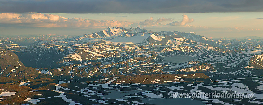 Kveldsstemning fra Midtre Hesbtreapiggen mot Sognefjellet, Fannaråken og Hurrungane, for å nevne noe.