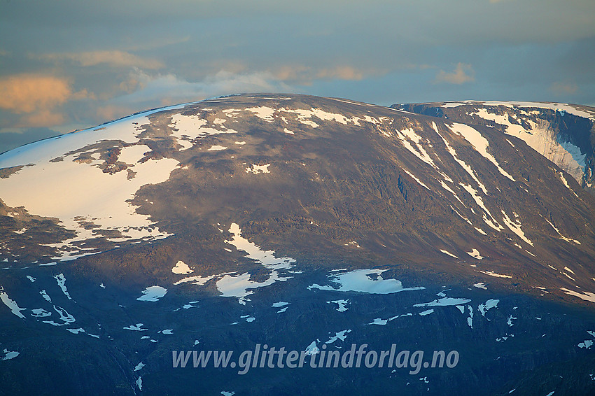 Fra Midtre Hestbreapiggen med telelinse mot Loftet (2170 moh) og Veslfjelltinden (2157 moh) en sommerkveld.