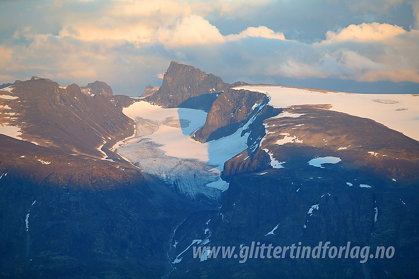 Gjennom telelinsa fra Vest for Midtre Hestbreapiggen (M2, 2143 moh) sørover mot Heimre Illåbrean og Skardstinden (2373 moh), sistnevnte med Dumhøeplatået og Dumhøebrean foran til høyre. Til venstre ses (f.v.t.h. Bakarste Storgrovhøe, Storgrovtinden og Nørdre Heimre Illåbreatinden.