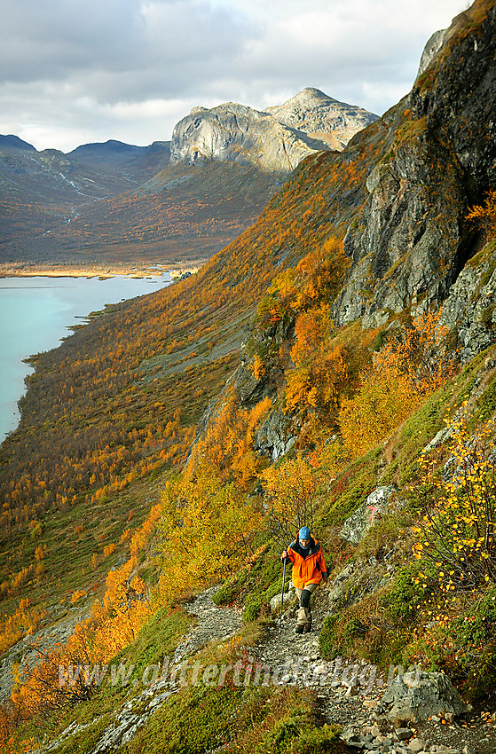 På vei opp Bukkelægret, den bratte stien fra Gjende til Memurutunga. I bakgrunnen Veslådalen og Gjendetunga (1516 moh).