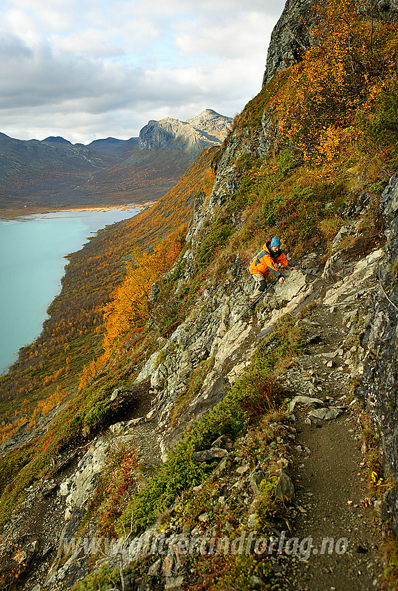 På vei opp Bukkelægret, den bratte stien fra Gjende til Memurutunga. I bakgrunnen Veslådalen og Gjendetunga (1516 moh).