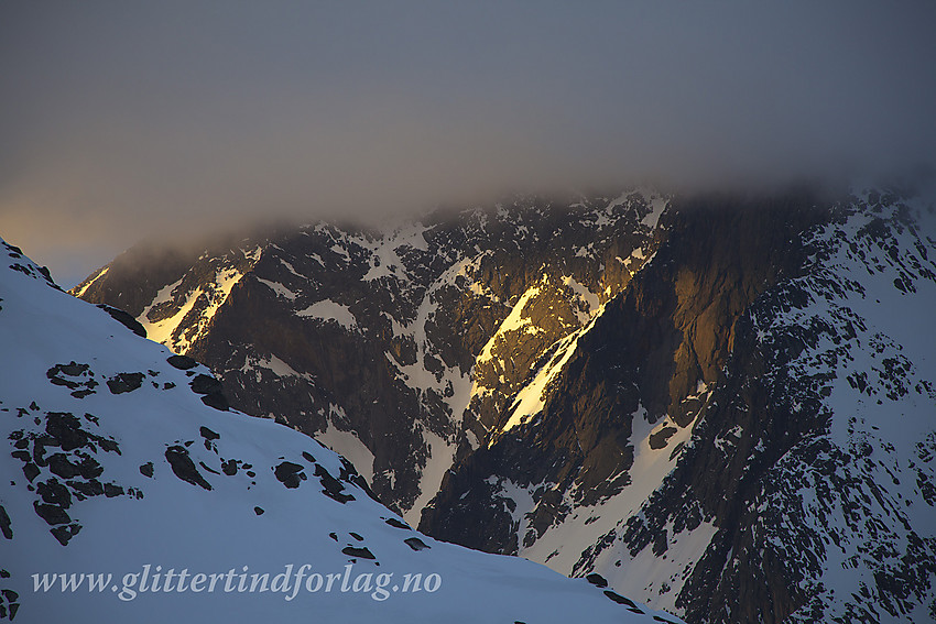 Fra Austre Ringstinden (2002 moh) med utsikt i retning fjellveggen under Skagastølsryggen. Selve toppene gjemmer seg i tåka.