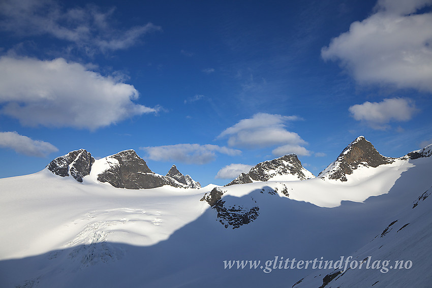 Fra sørvestflanken oppunder Store Midtmaradalstinden med utsikt til Stølsmaradalsbreen, Stølsmaradalstinden (2026 moh), Store Austanbotntinden (2204 moh), Midtre Ringstinden (2025 moh) og Austre Ringstinden (2002 moh).