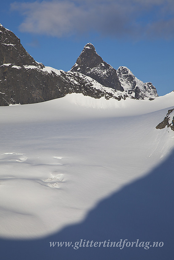 Fra sørvestflanken under Store Midtmaradalstinden mot Stølsmaradalsbreen og Store Austanbotntinden (2204 moh).