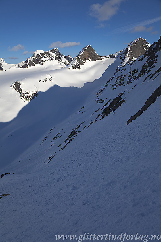 I flanken sørvest for Store Midtmaradalstinden med utsikt til Stølsmaradalsbreen, Ringstindane og Nestnørdre Midtmaradalstinden (2062 moh).