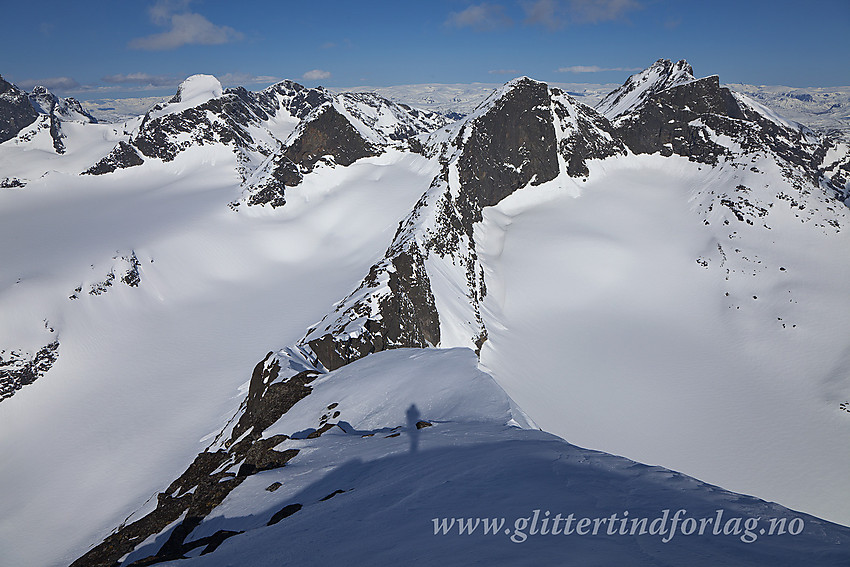 Utsikt nordvestover fra Store Midtmaradalstinden mot Stølsmaradals- og Midtmaradalsbreen i forgrunnen. Videre ses bl.a. Ringstindane, Nestnørdre Midtmaradalstinden og Dyrhaugstindane.