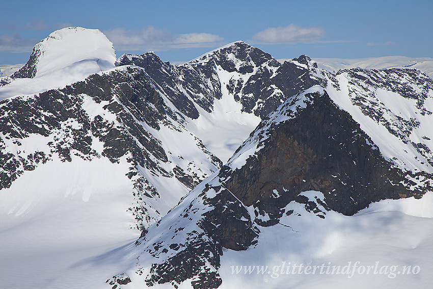 Utsikt fra Store Midtmaradalstinden mot Ringstindane og Soleibotntindane. Store Ringstinden (2124 moh) med sin hvite flanke dominerer.