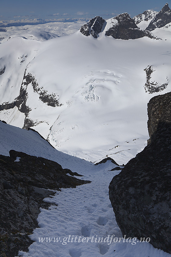 Snørenna vi fulgte opp igjen til skaret mellom Vetle og Store Midtmaradalstinden, etter å ha omgått ryggen ned fra Vetle i sørvestflanken. I bakgrunnen bl.a. Stølsmaradalsbreen og Stølsmaradalstinden.