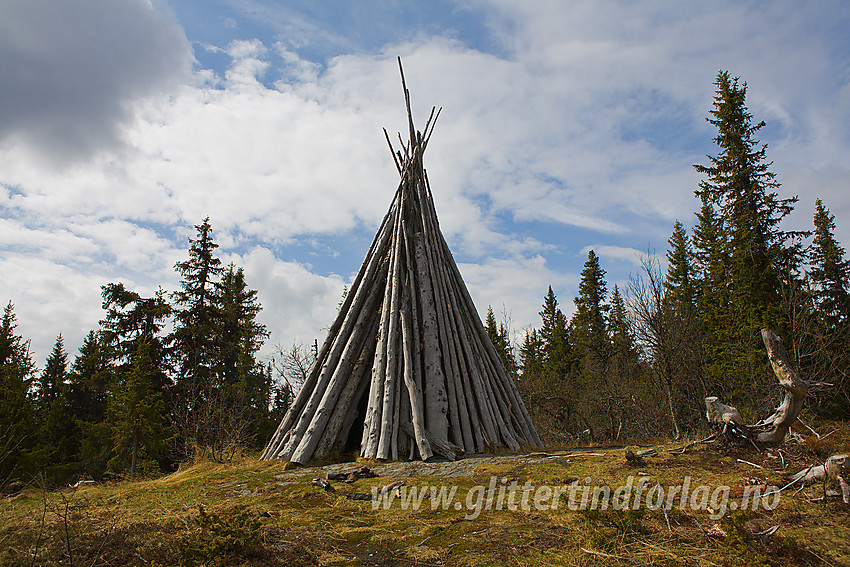 Krigsvarden på Kvithøvd (1001 moh), som er det høyeste punktet på Slidreåsen.