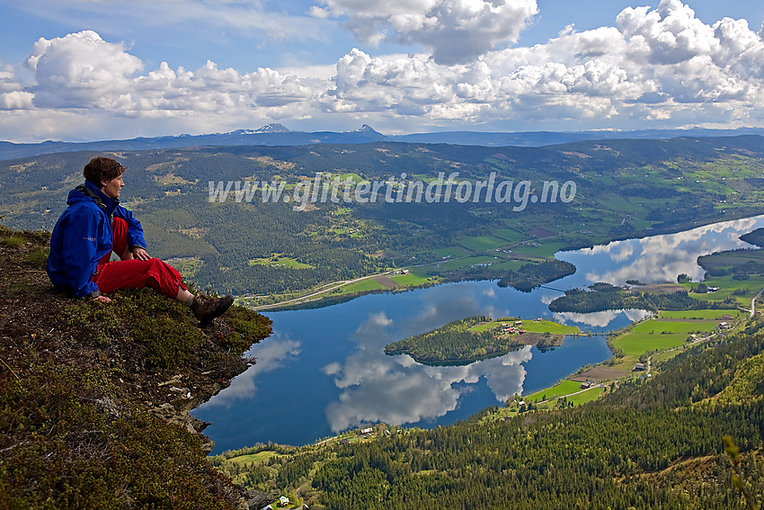 Ved stupet på Olberg med utsikt over Slidrefjorden. I bakgrunnen ses Runde- (til venstre) og Skarvemellen.