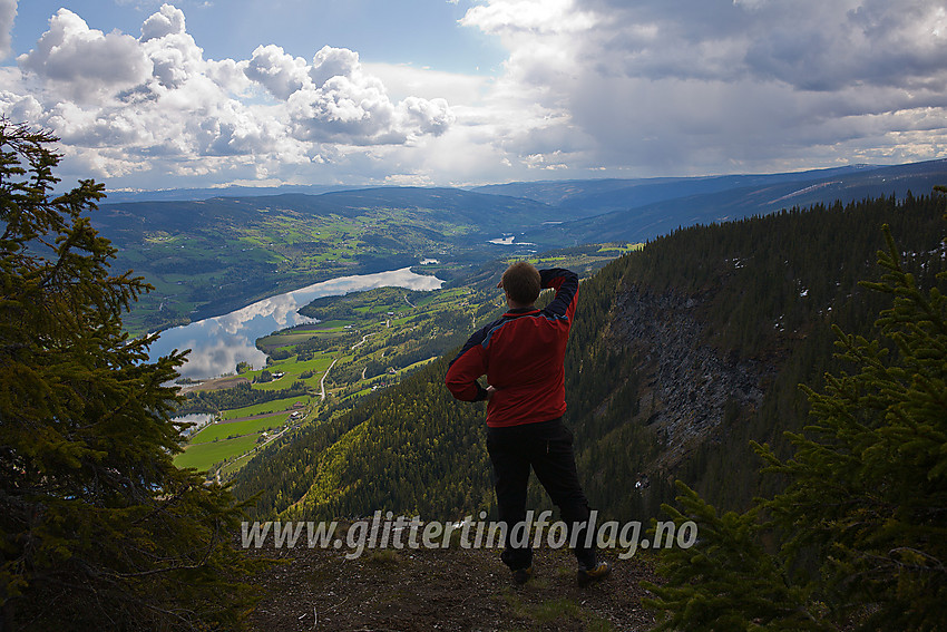 Ved stupet på Olberg med utsikt over Slidrefjorden, der skyene speiler seg i vannet.