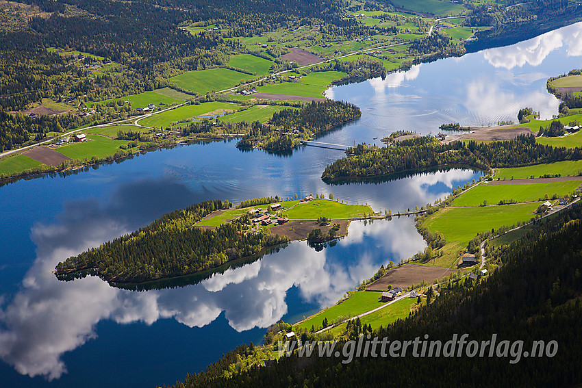 Ved stupet på Olberg med utsikt over Slidrefjorden, der skyene speiler seg i vannet.