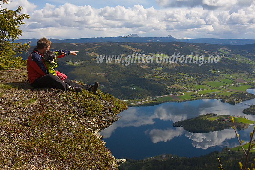 Ved stupet på Olberg med utsikt utover Slidrefjorden mot Mellene.