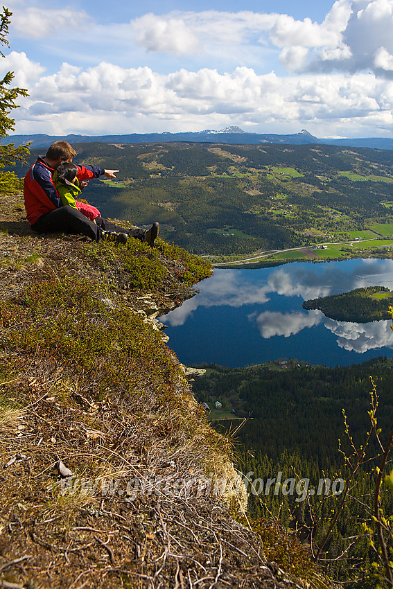 Ved stupet på Olberg med utsikt utover Slidrefjorden mot Mellene.