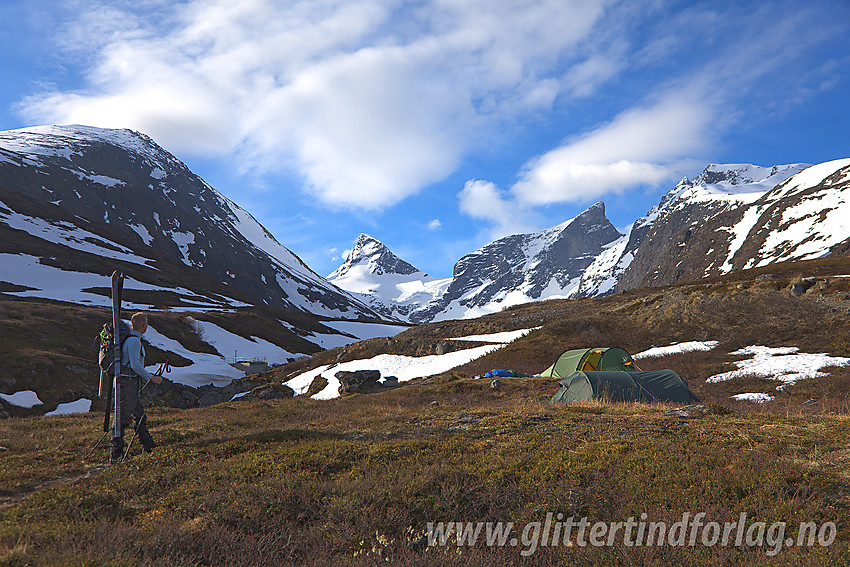 Ytters i Ringsdalen med Midtre (2025 moh) og Store (2124 moh) Ringstinden sentralt i bildet.