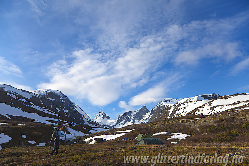 Ytters i Ringsdalen med Midtre (2025 moh) og Store (2124 moh) Ringstinden sentralt i bildet.