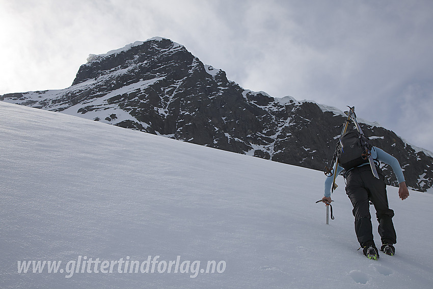 På vei diagonalt opp breen med kurs mot Gravdalsskard. Over oss troner Midtre Ringstinden (2025 moh).