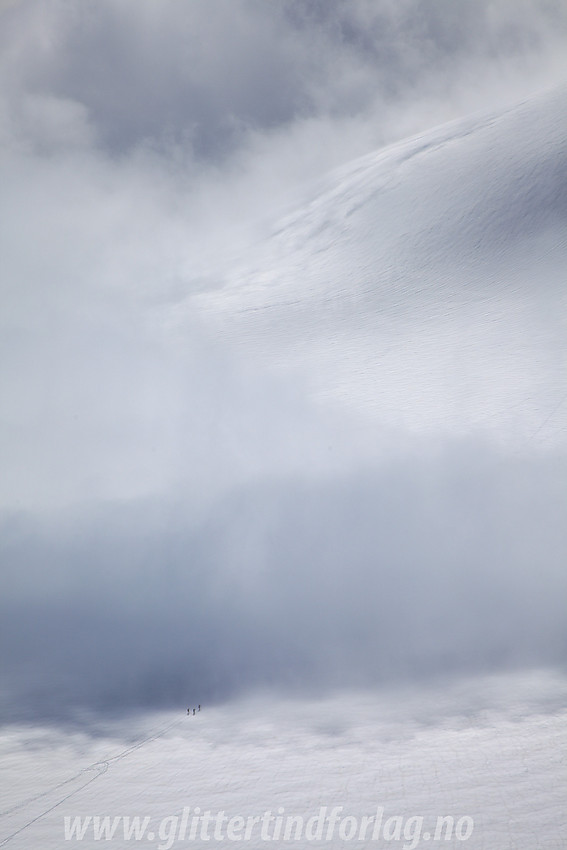 Skiløpere krysser Stølsmaradalsbreen, her sett fra Midtre Ringstinden.