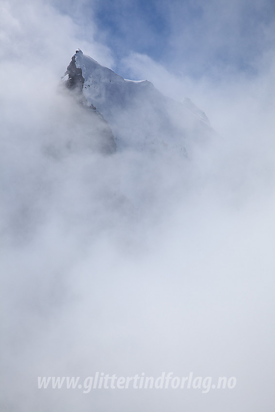 Skysløret drar seg unna et kort øyeblikk og avdekker til stor begeistring majesteten Store Austanbotntinden (2204 moh) "der oppe".