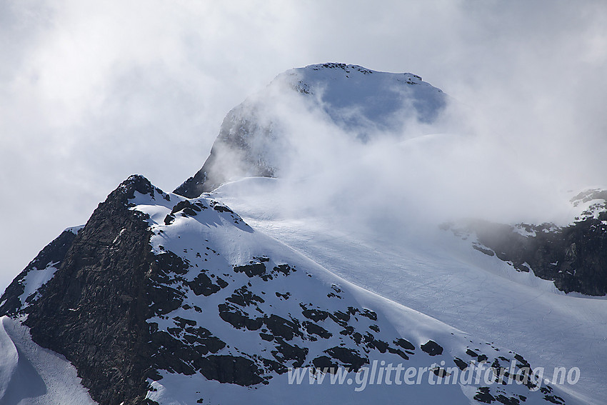 Store Ringstinden (2124 moh) sett fra Vikingskar på ryggen mellom Midtre Ringstinden og Stølsmaradalstinden.